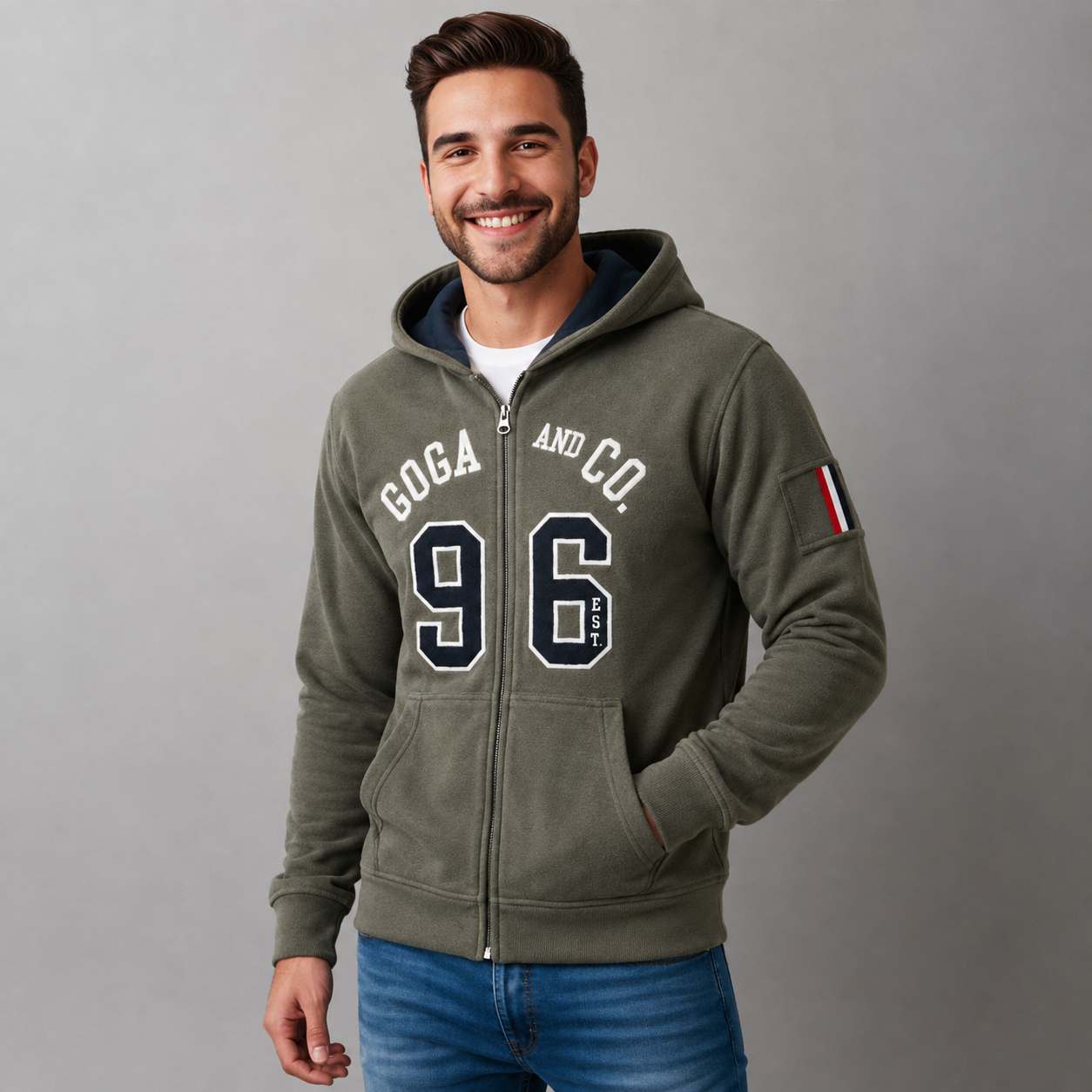 Sudadera polar para hombre, bordada con manga larga, bolsas frontales y cierre.