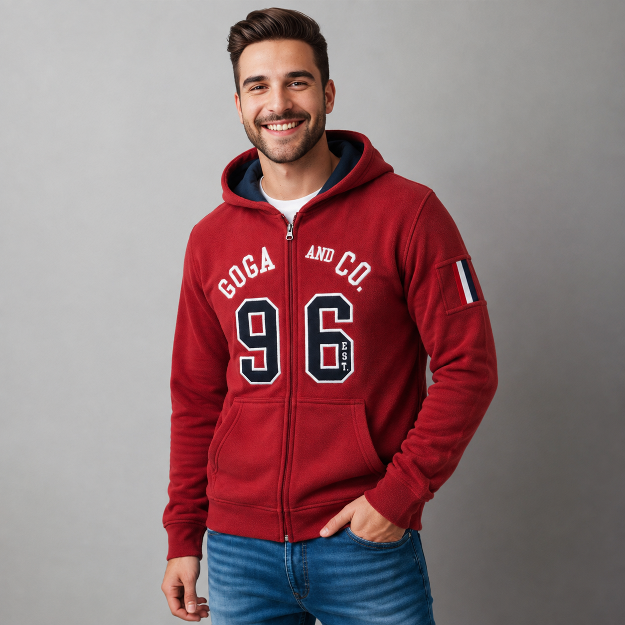 Sudadera polar para hombre, bordada con manga larga, bolsas frontales y cierre.