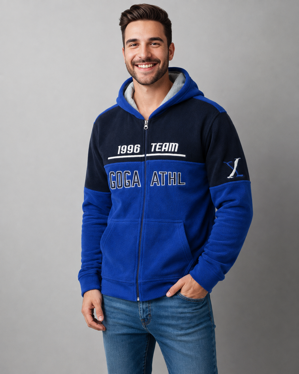 Sudadera polar para hombre, bordada con manga larga, bolsas frontales y cierre.