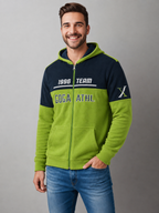 Sudadera polar para hombre, bordada con manga larga, bolsas frontales y cierre.