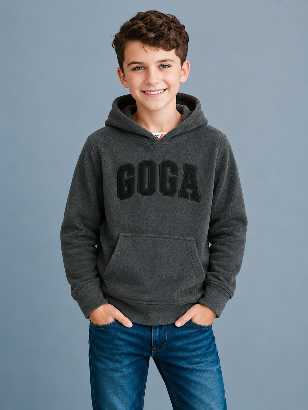 Sudadera polar bordada con manga larga, capucha ajustable, bolsa frontal.
