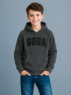 Sudadera polar bordada con manga larga, capucha ajustable, bolsa frontal.