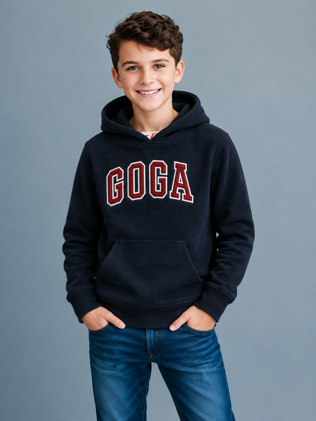 Sudadera polar bordada con manga larga, capucha ajustable, bolsa frontal.