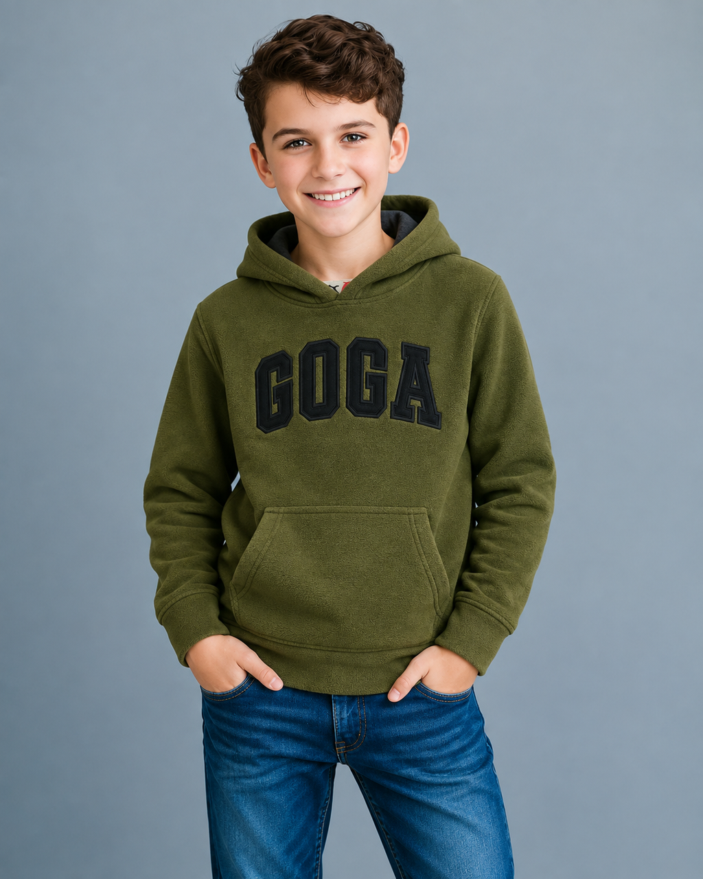 Sudadera polar bordada con manga larga, capucha ajustable, bolsa frontal.