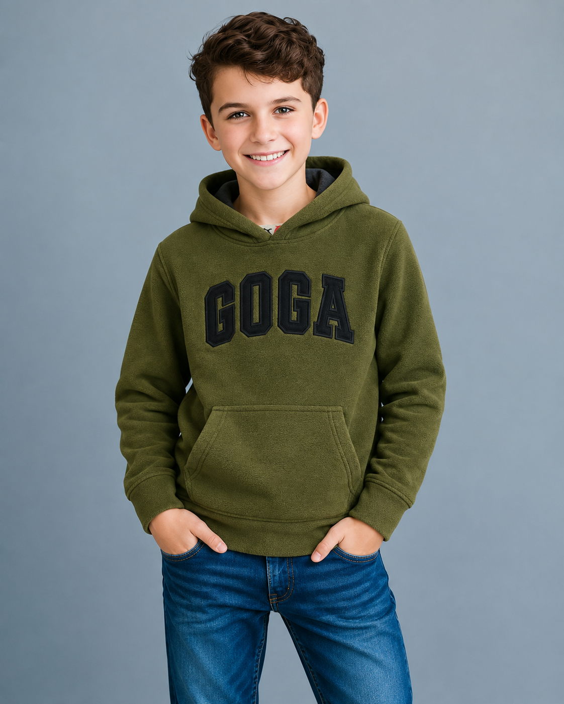 Sudadera polar bordada con manga larga, capucha ajustable, bolsa frontal.
