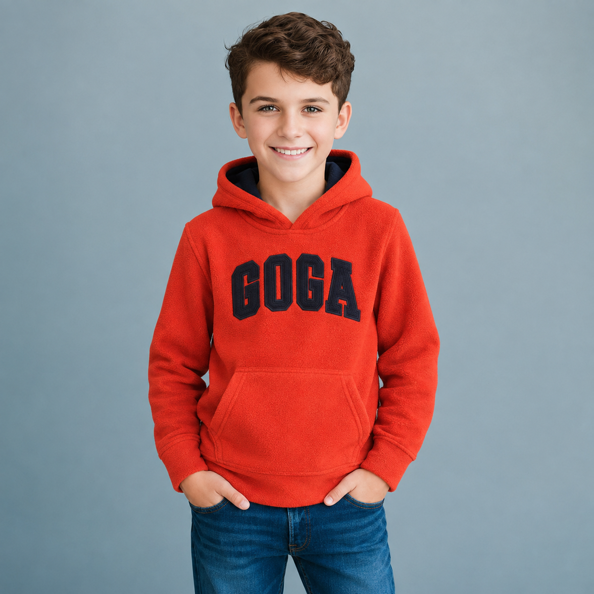 Sudadera polar bordada con manga larga, capucha ajustable, bolsa frontal.