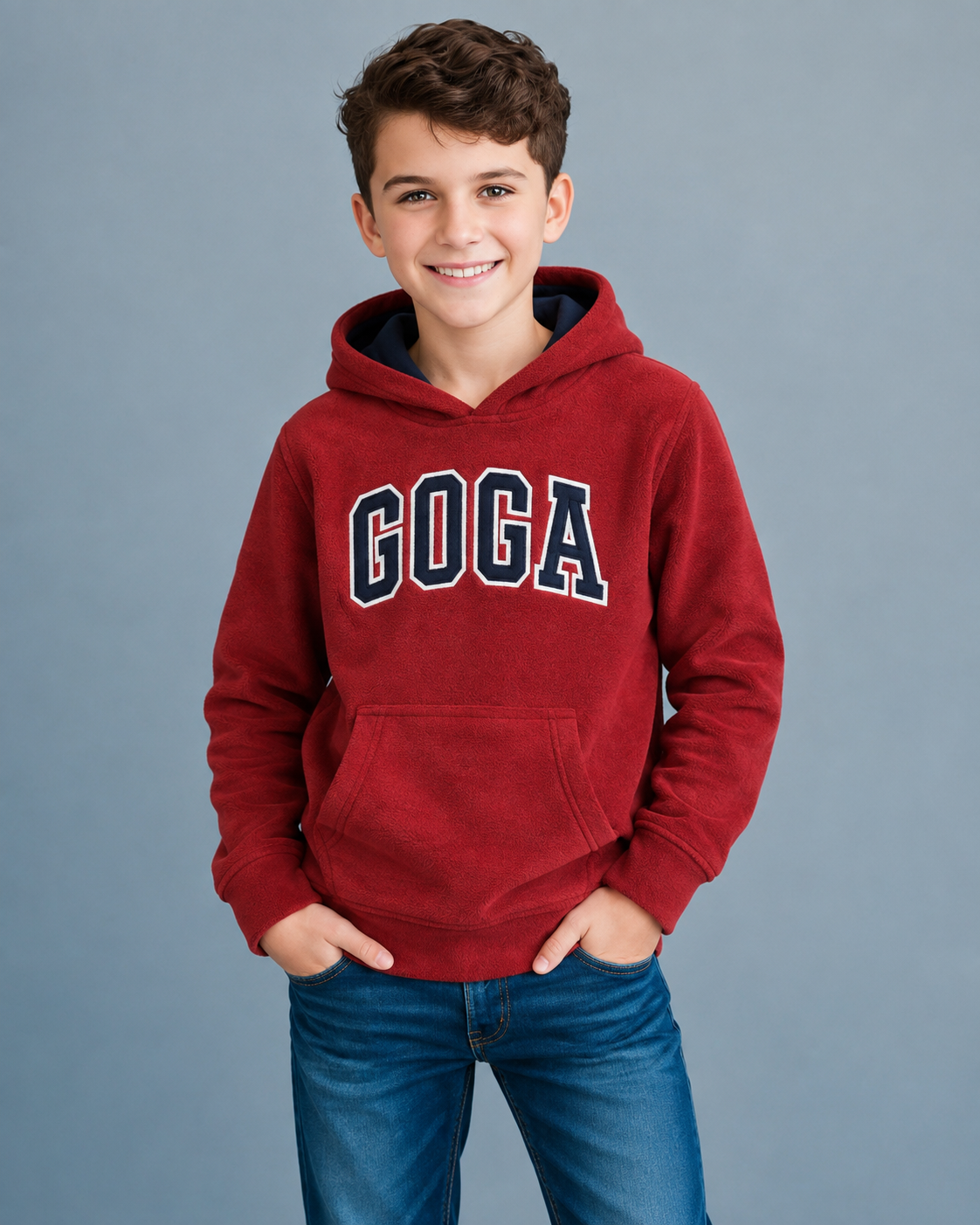 Sudadera polar bordada con manga larga, capucha ajustable, bolsa frontal.