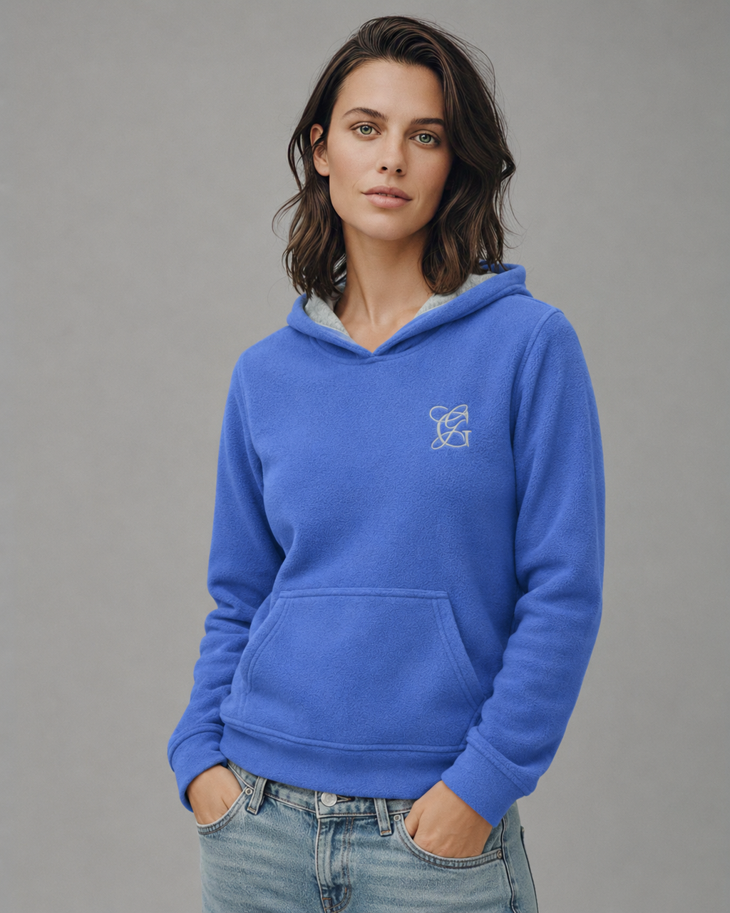 Sudadera polar Básica Dama bordada con manga larga, capucha ajustable y bolsa frontal.