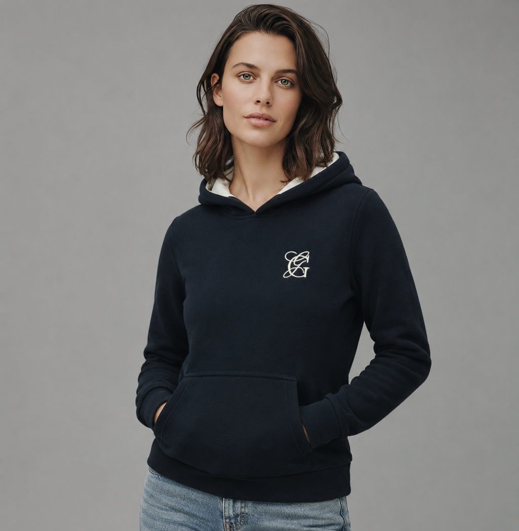 Sudadera polar Básica Dama bordada con manga larga, capucha ajustable y bolsa frontal.