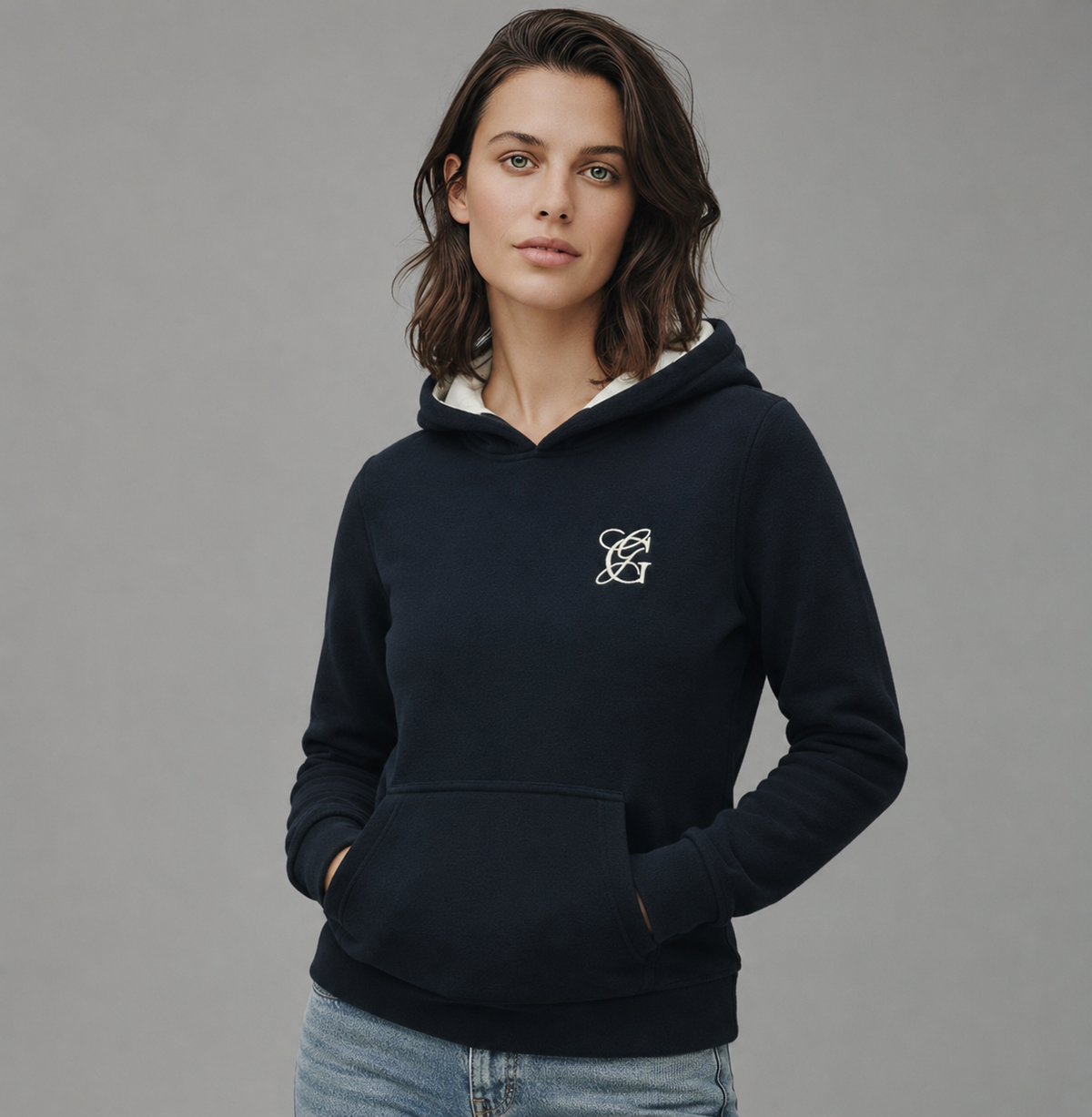 Sudadera polar Básica Dama bordada con manga larga, capucha ajustable y bolsa frontal.