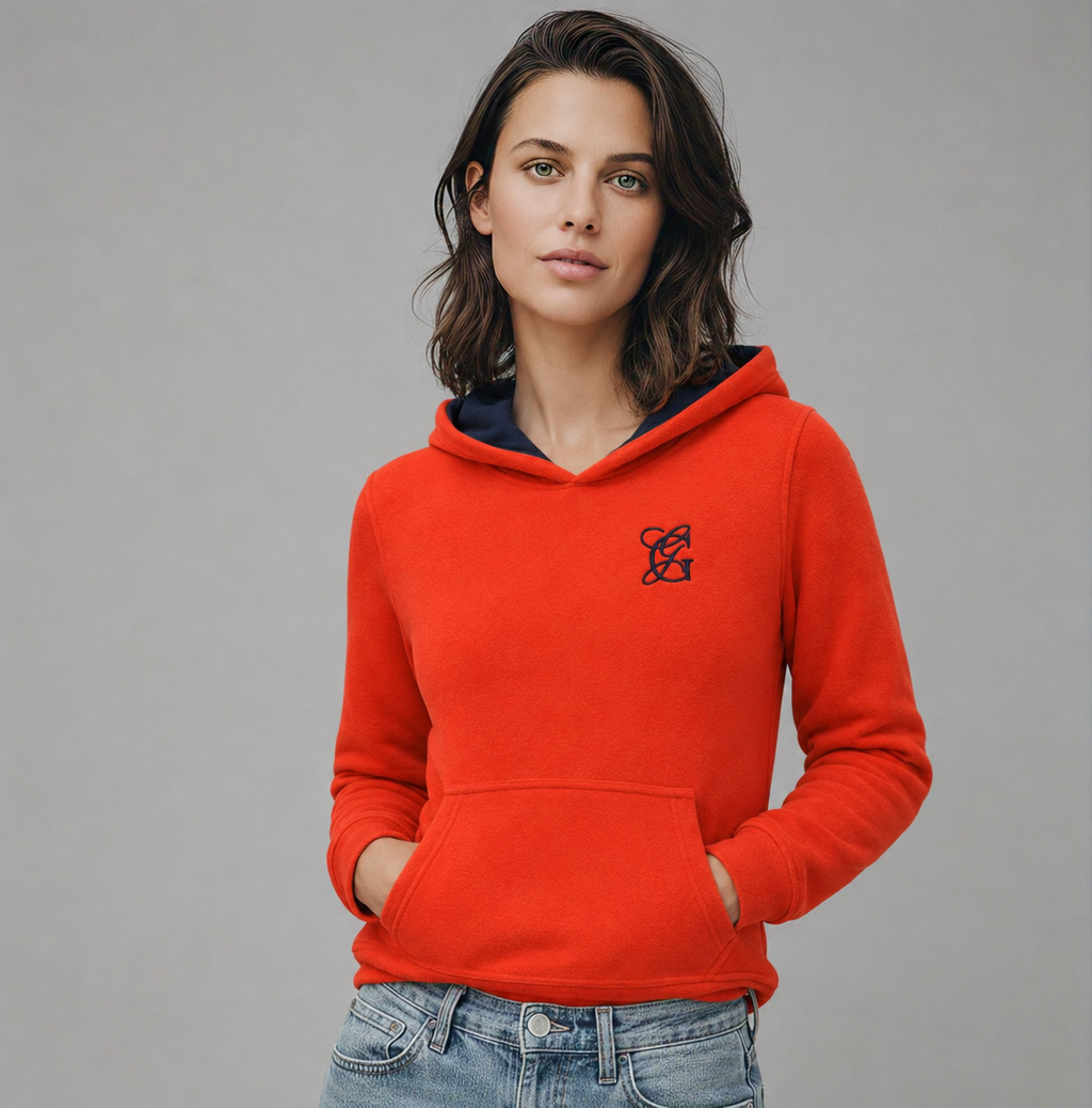 Sudadera polar Básica Dama bordada con manga larga, capucha ajustable y bolsa frontal.