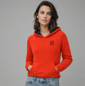 Sudadera polar Básica Dama bordada con manga larga, capucha ajustable y bolsa frontal.