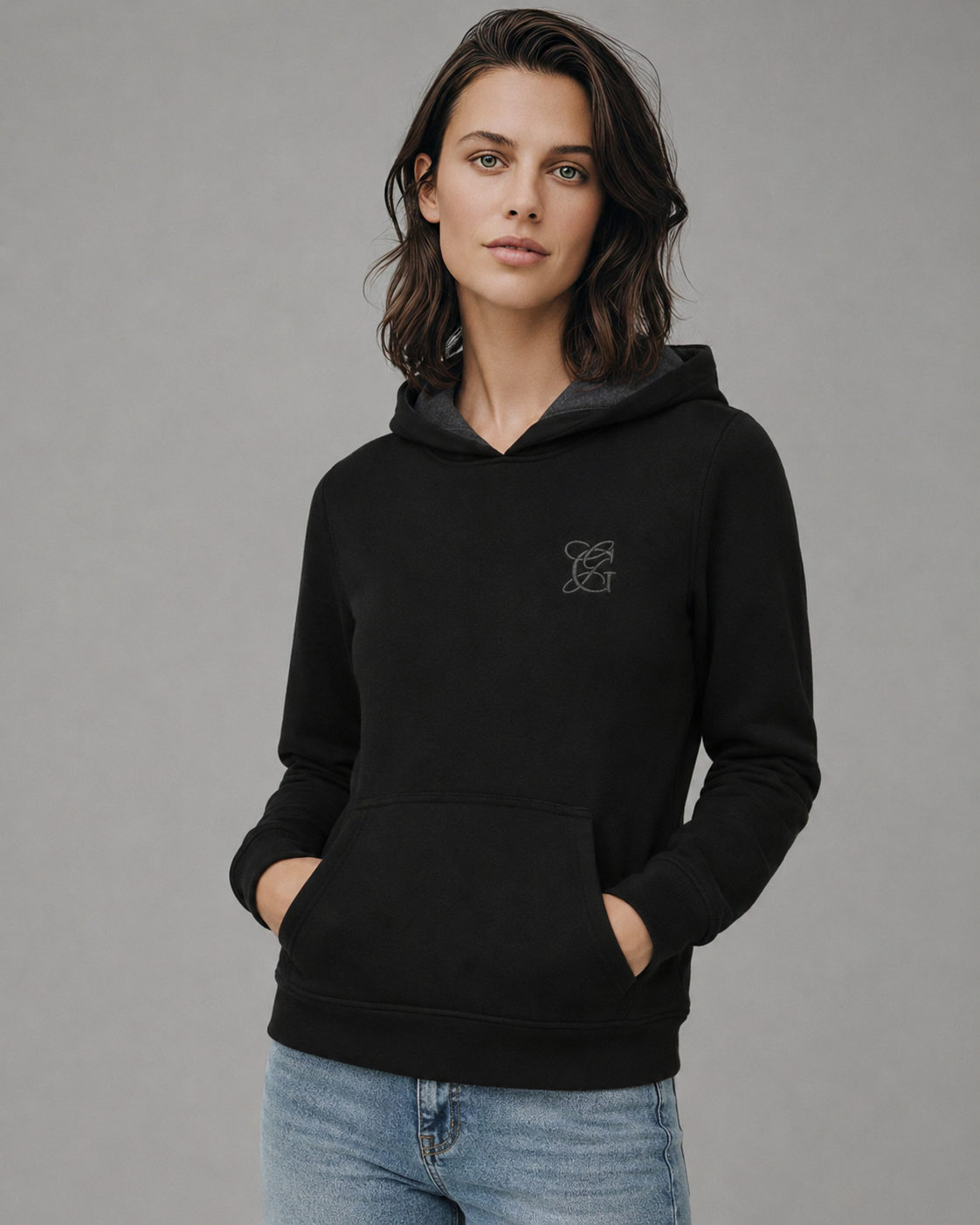 Sudadera polar Básica Dama bordada con manga larga, capucha ajustable y bolsa frontal.