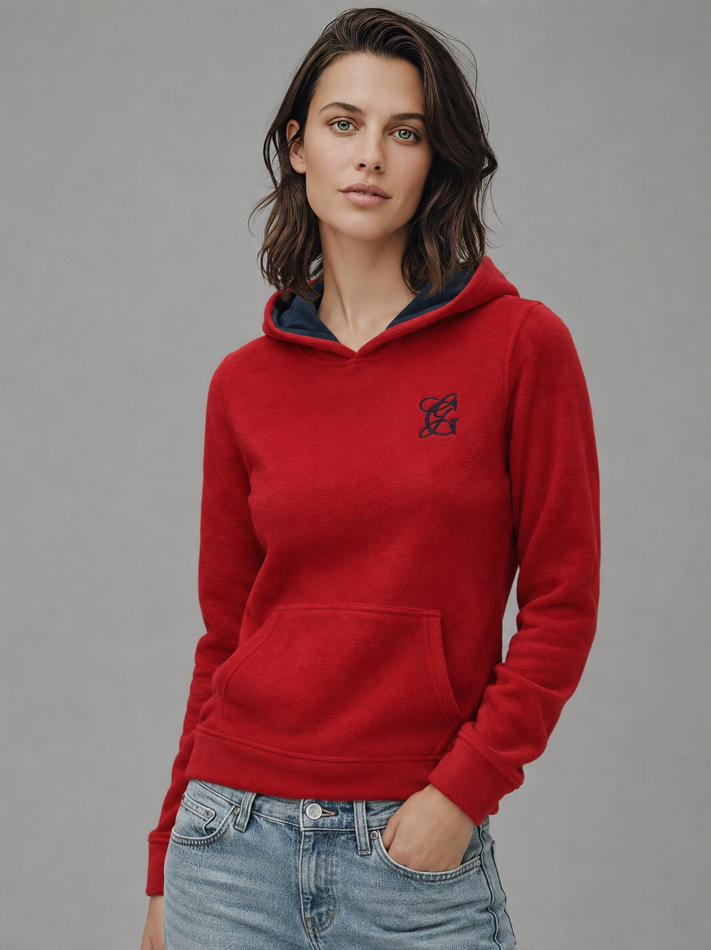 Sudadera polar Básica Dama bordada con manga larga, capucha ajustable y bolsa frontal.