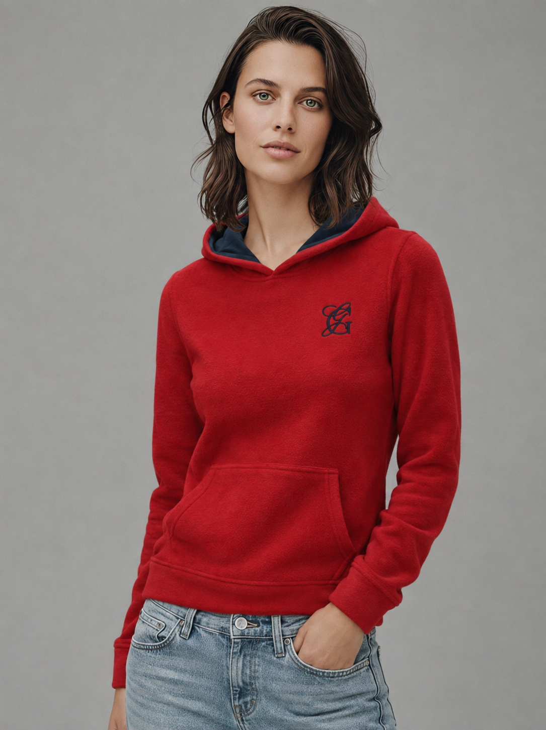 Sudadera polar Básica Dama bordada con manga larga, capucha ajustable y bolsa frontal.