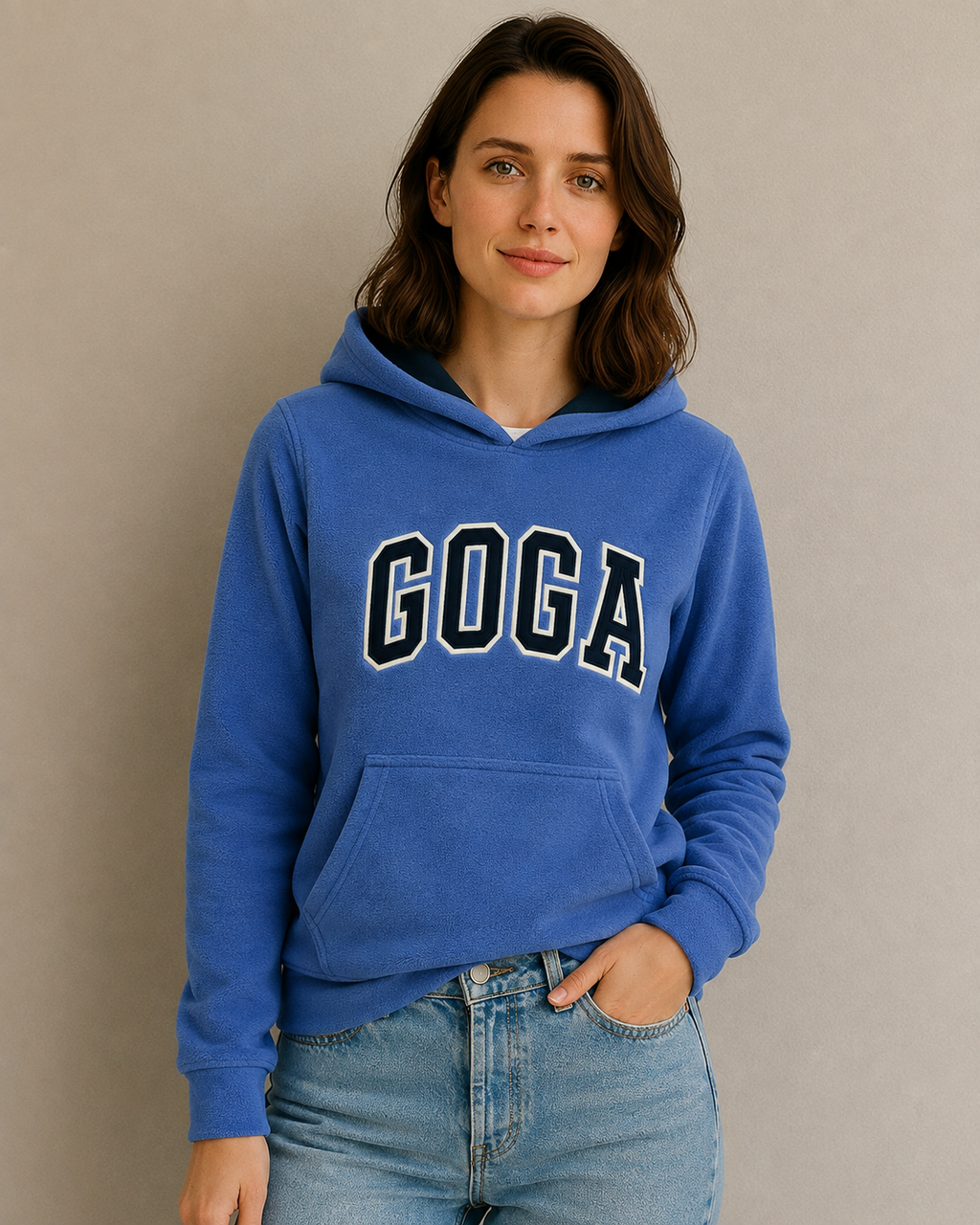 Sudadera polar Básica Dama bordada con manga larga, capucha ajustable y bolsa frontal.