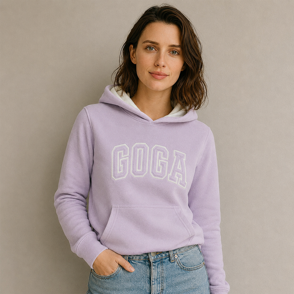 Sudadera polar Básica Dama bordada con manga larga, capucha ajustable y bolsa frontal.