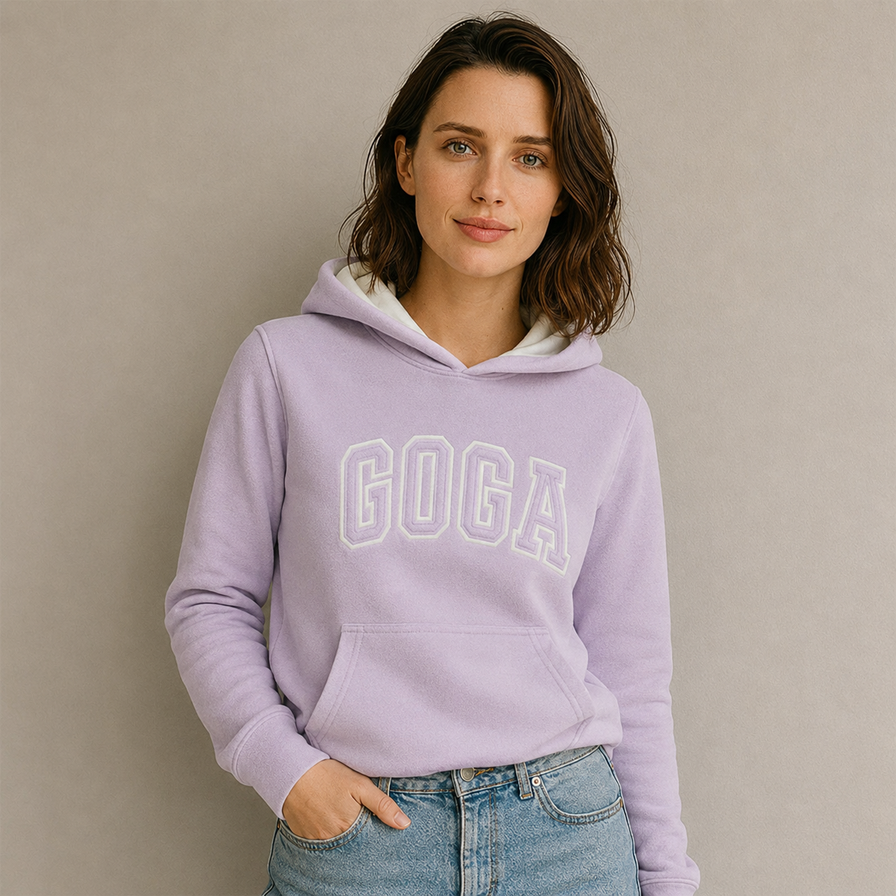 Sudadera polar Básica Dama bordada con manga larga, capucha ajustable y bolsa frontal.
