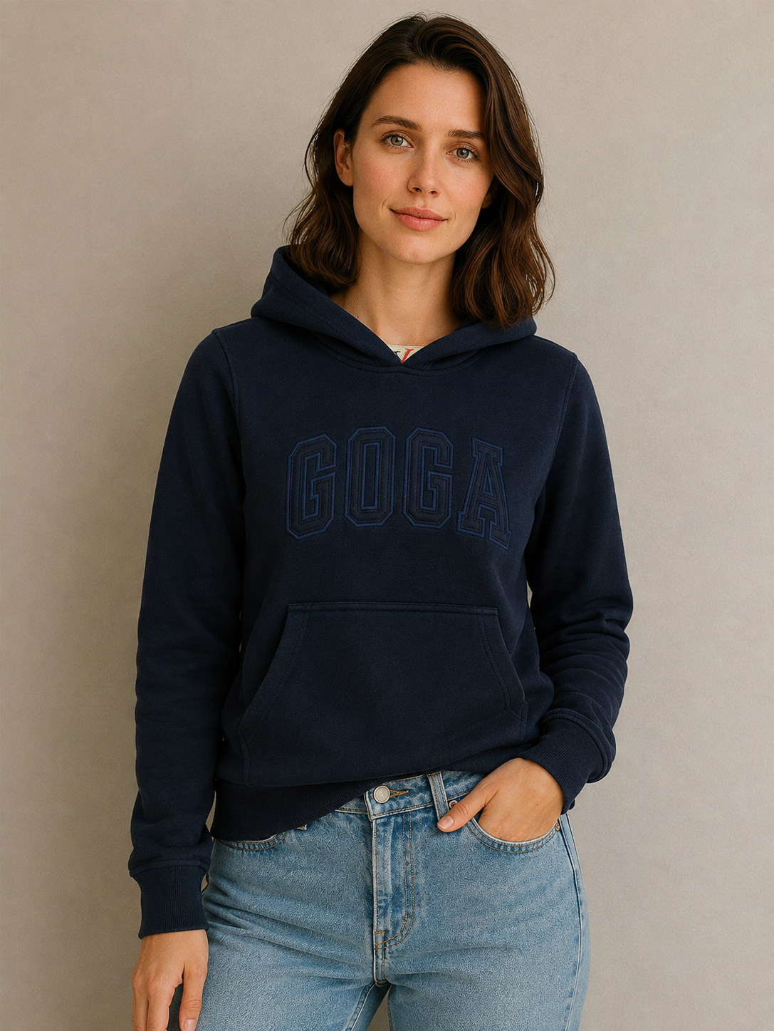 Sudadera polar Básica Dama bordada con manga larga, capucha ajustable y bolsa frontal.