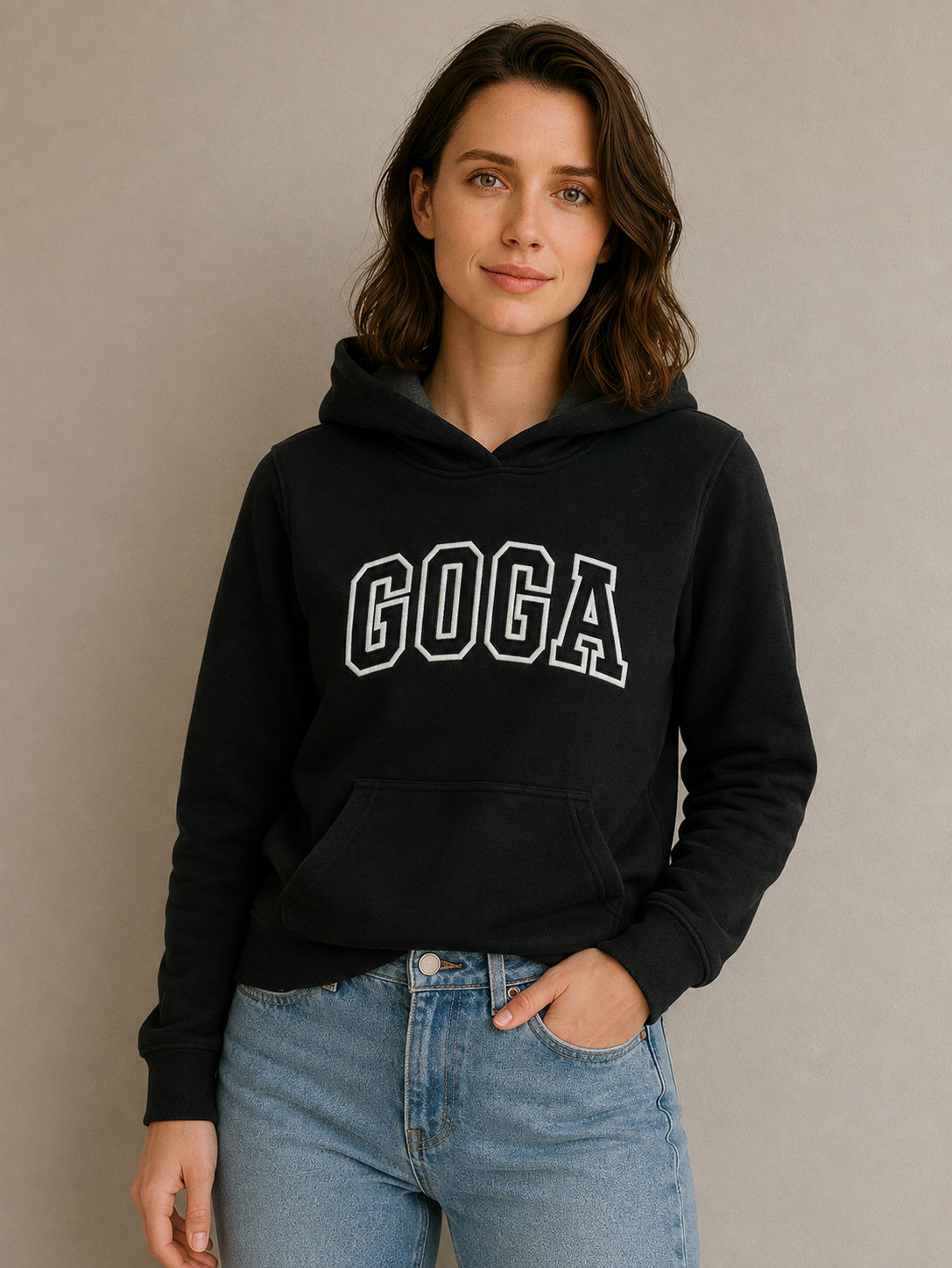 Sudadera polar Básica Dama bordada con manga larga, capucha ajustable y bolsa frontal.