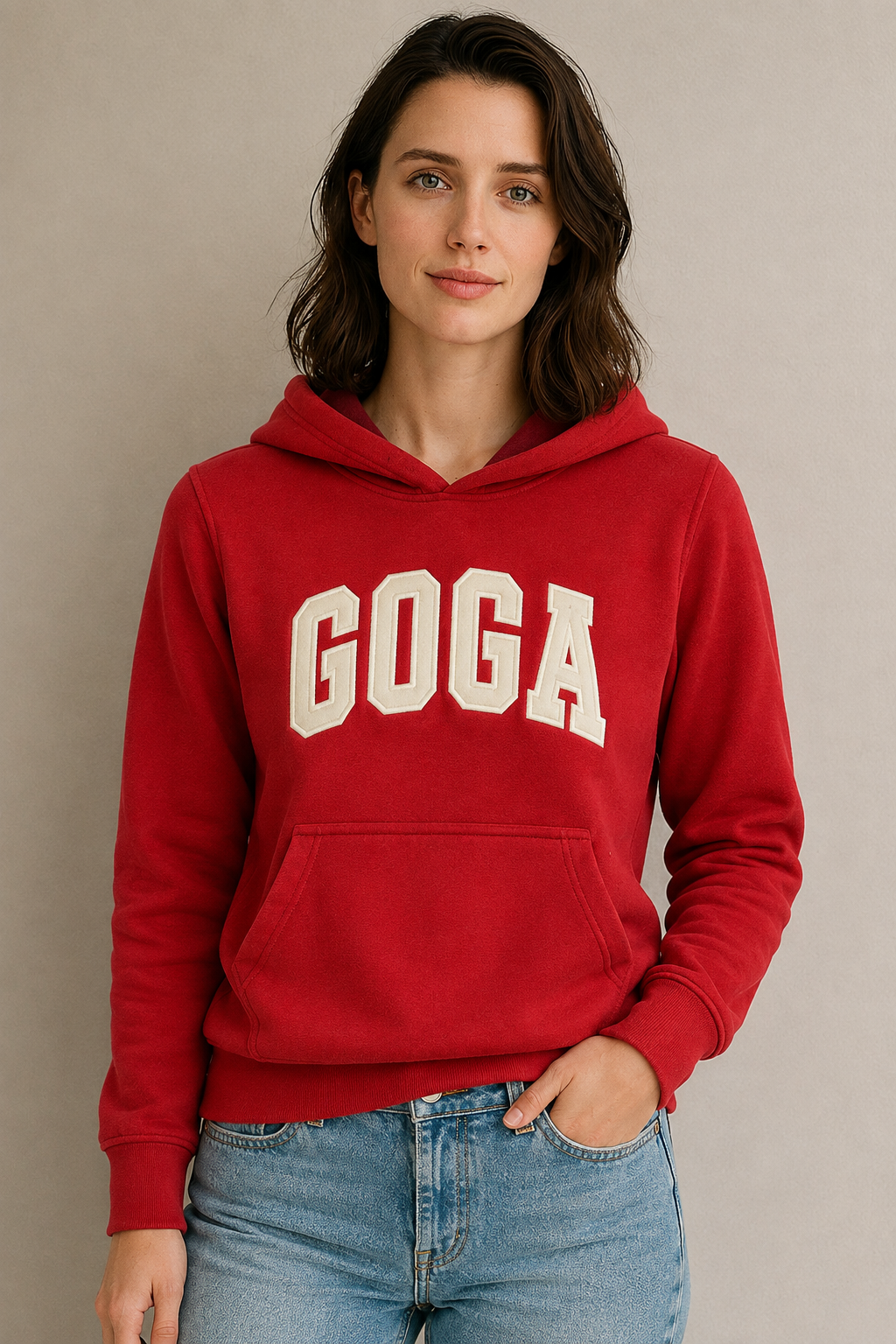Sudadera polar Básica Dama bordada con manga larga, capucha ajustable y bolsa frontal.