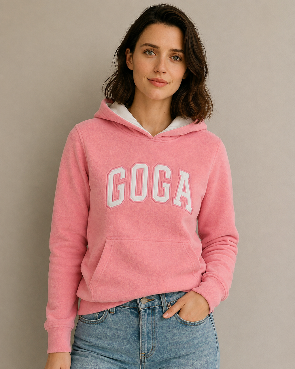 Sudadera polar Básica Dama bordada con manga larga, capucha ajustable y bolsa frontal.
