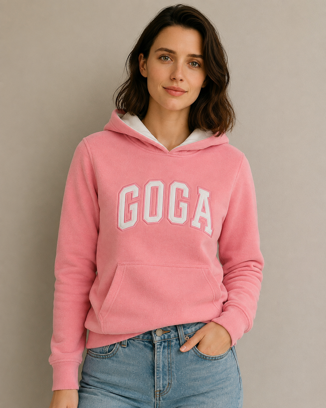 Sudadera polar Básica Dama bordada con manga larga, capucha ajustable y bolsa frontal.