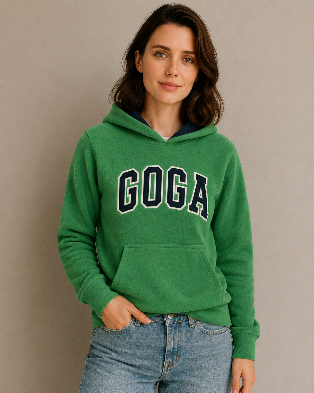 Sudadera polar Básica Dama bordada con manga larga, capucha ajustable y bolsa frontal.