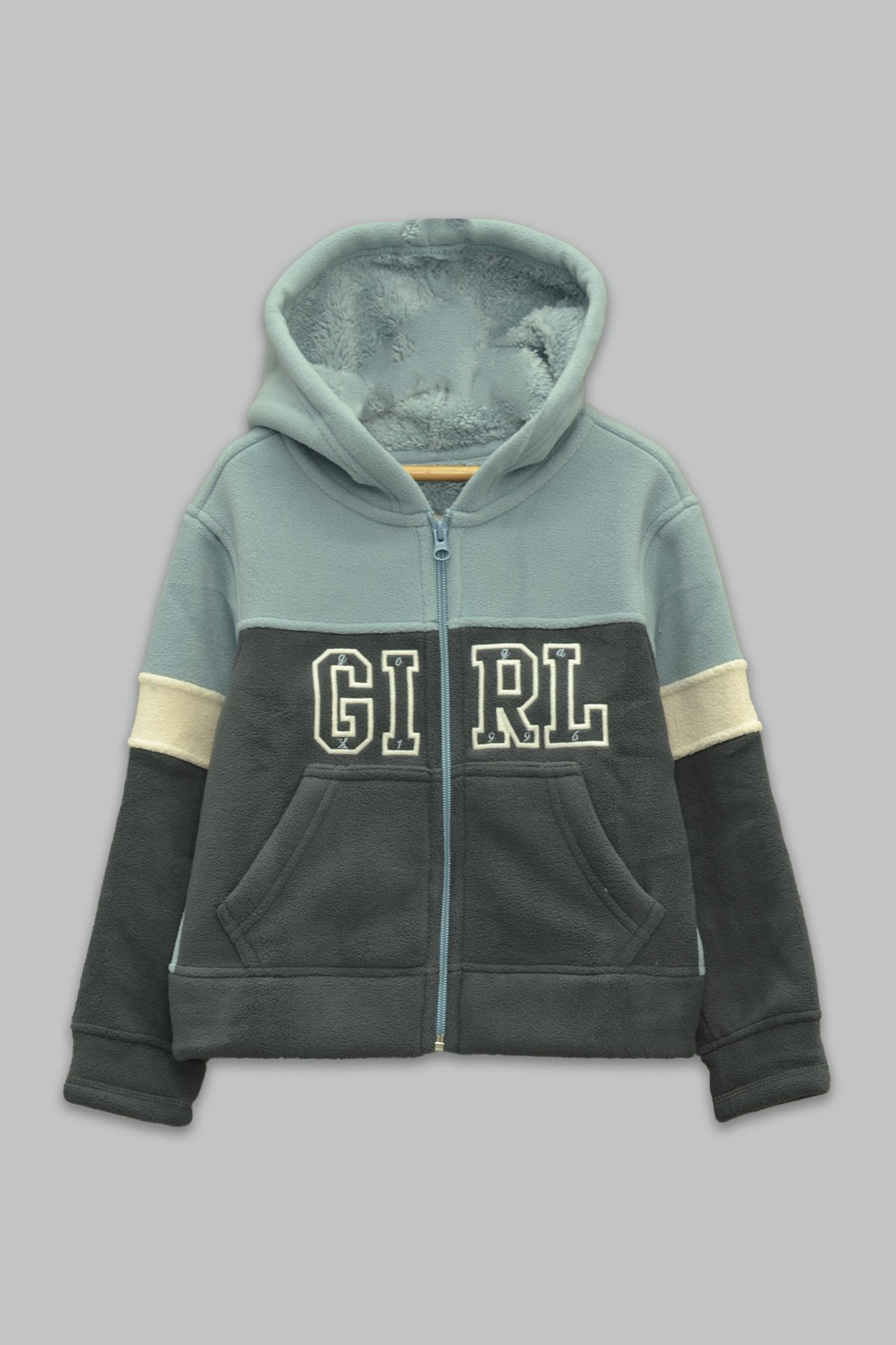 Sudadera sherpa niña bordada con manga larga, capucha ajustable, bolsas frontales y cierre