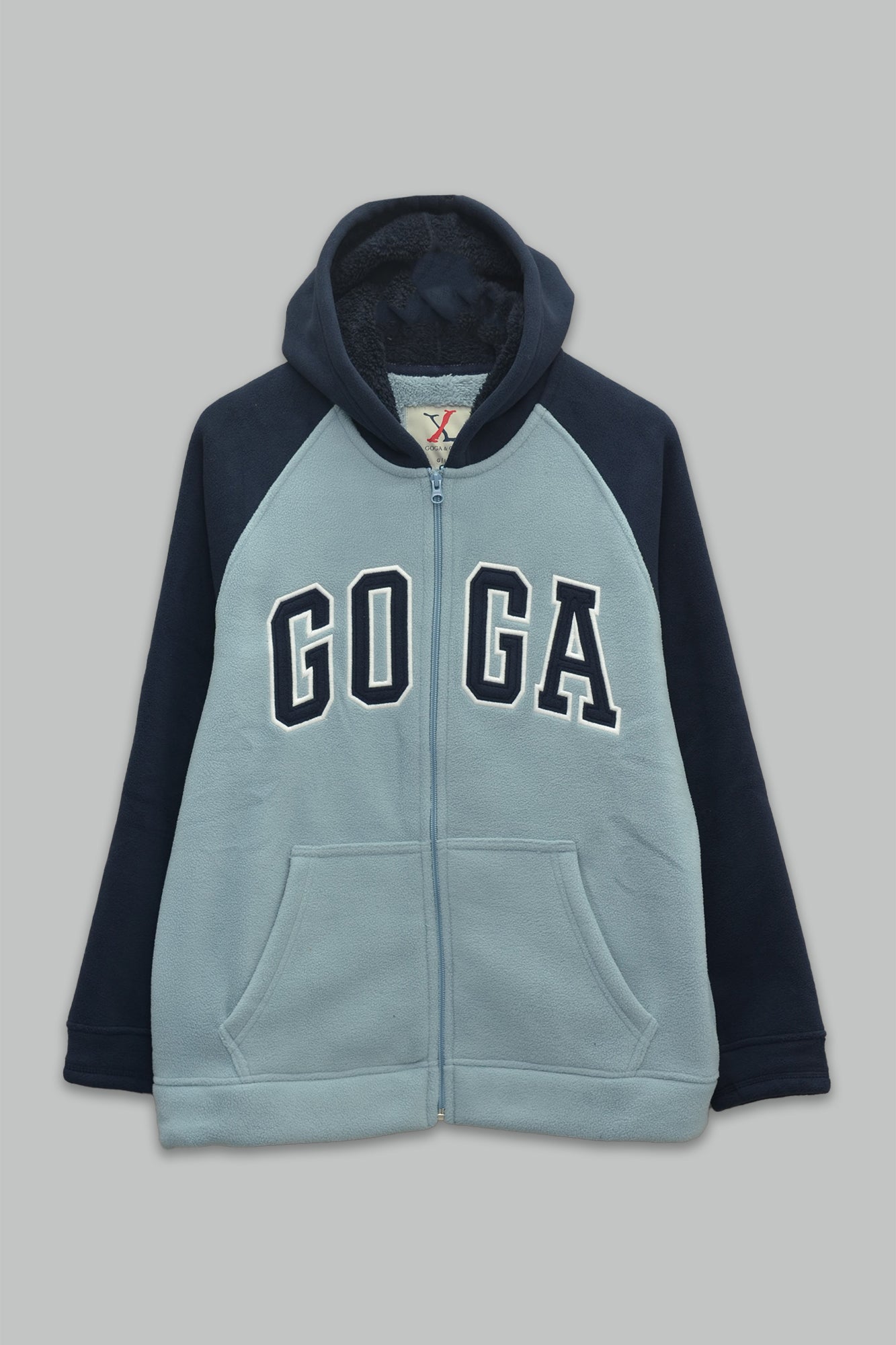 Sudadera sherpa para hombre, bordada, con capucha ajustable, bolsas frontales y cierre.