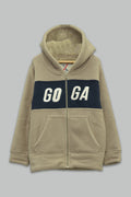 Sudadera sherpa niño bordada con manga larga, capucha ajustable, bolsas frontales y cierre.