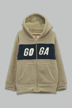 Sudadera sherpa niño bordada con manga larga, capucha ajustable, bolsas frontales y cierre.