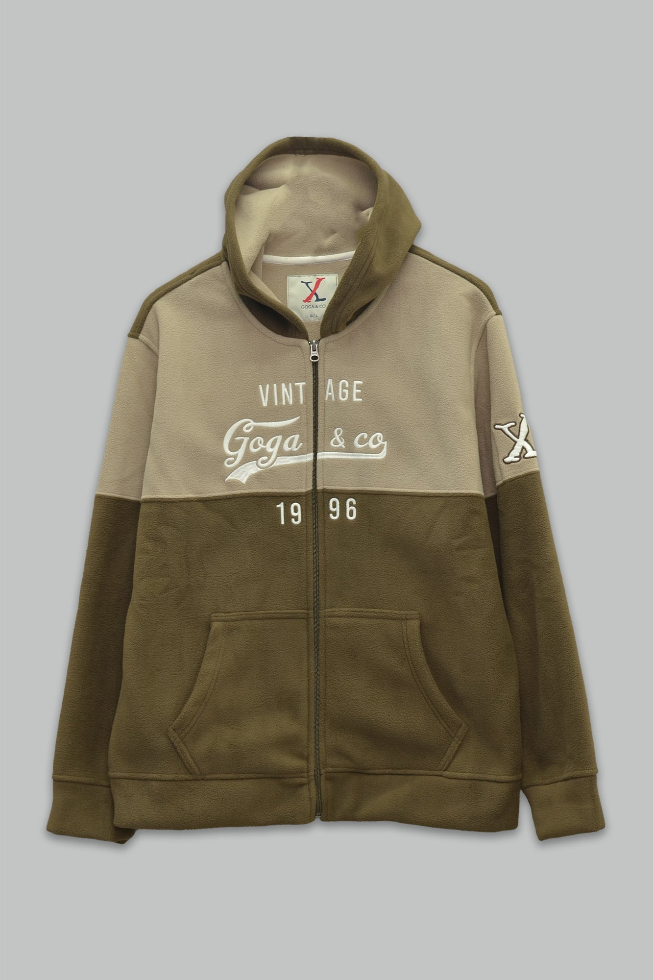 Sudadera polar para hombre, bordada con manga larga, bolsas frontales y cierre.