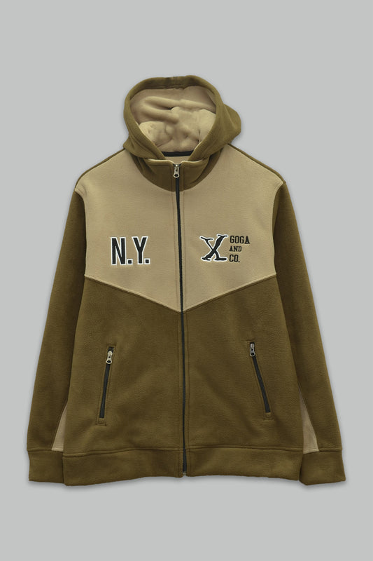 Sudadera polar para hombre, bordada con manga larga, bolsas frontales y cierre.