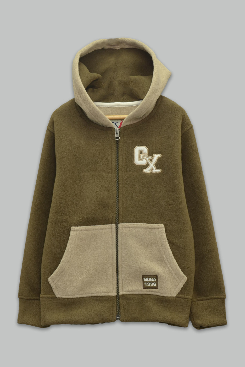 Sudadera polar para Niño bordada con manga larga, capucha ajustable, bolsas frontales y cierre.