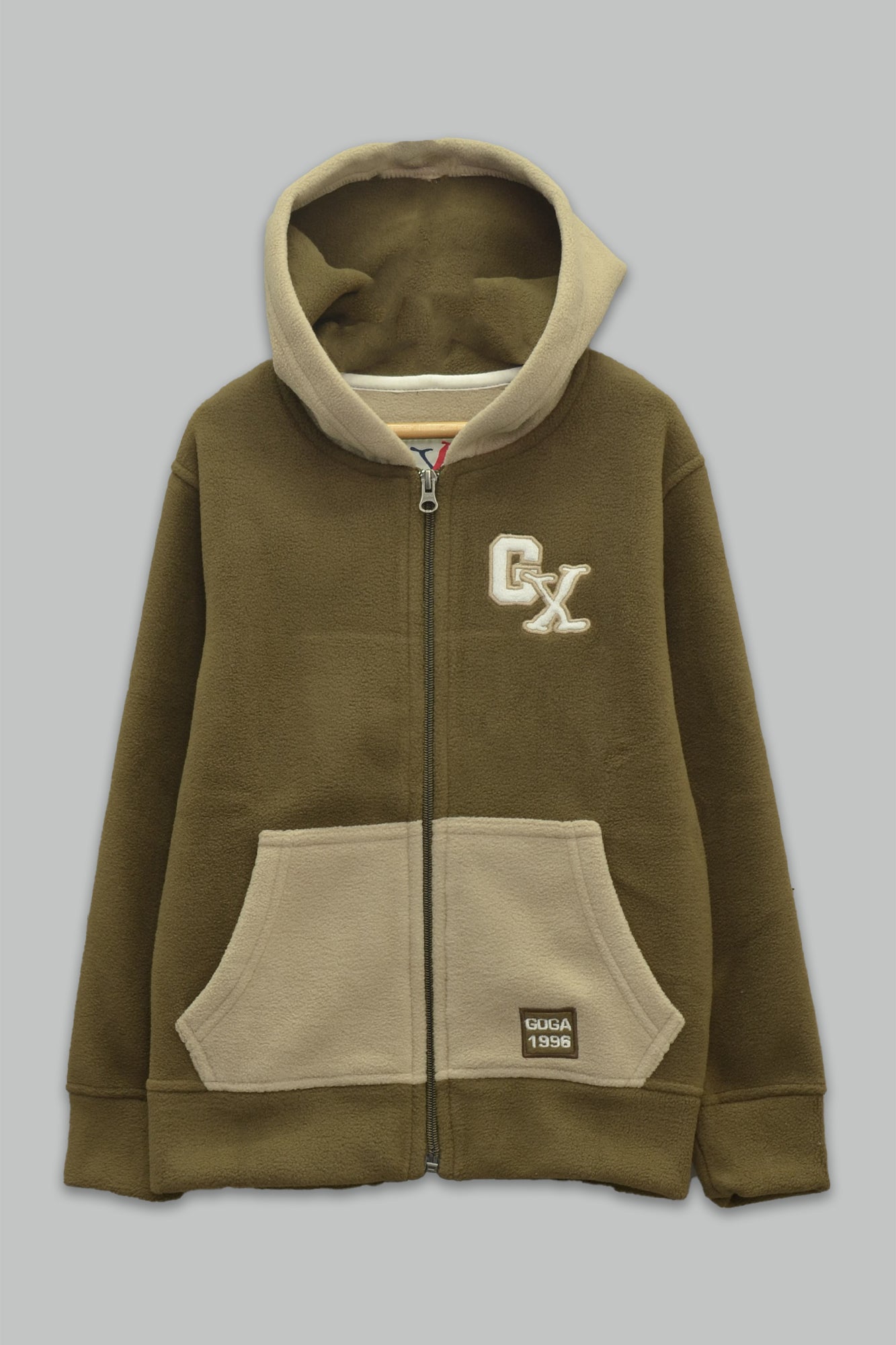 Sudadera polar para Niño bordada con manga larga, capucha ajustable, bolsas frontales y cierre.