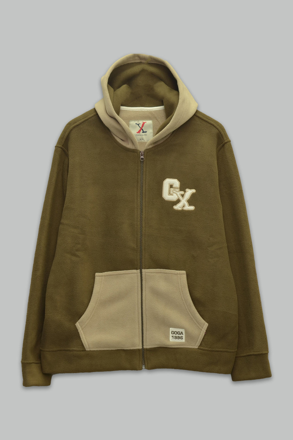 Sudadera polar para hombre, bordada con manga larga, bolsas frontales y cierre.