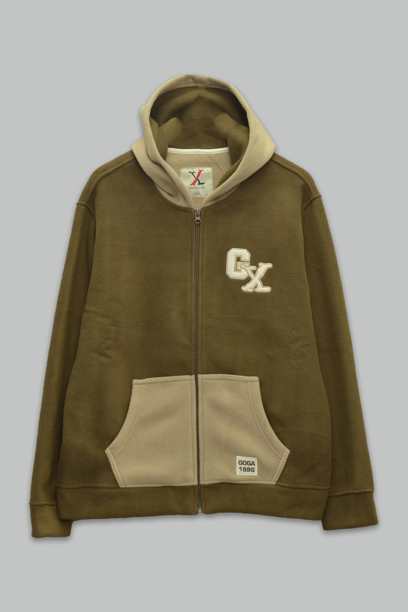 Sudadera polar para hombre, bordada con manga larga, bolsas frontales y cierre.