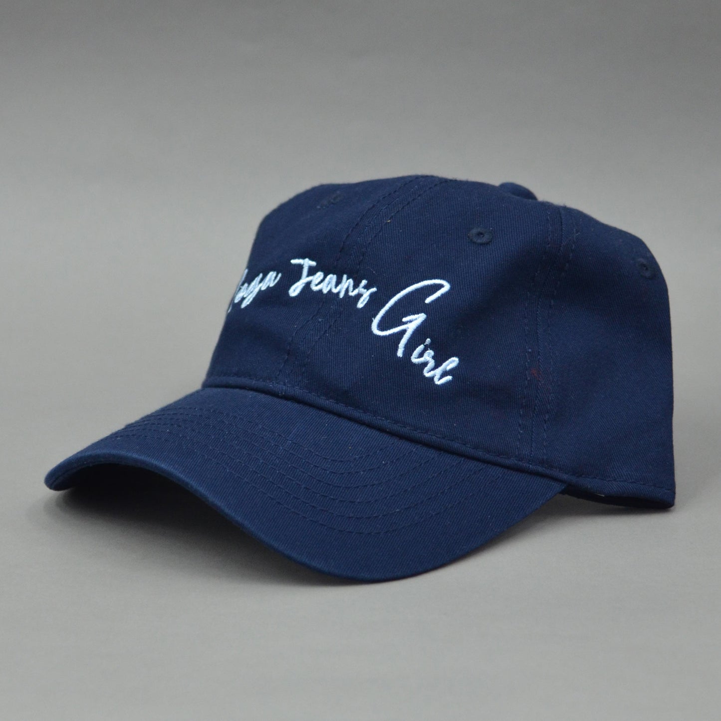 Gorra bordada para mujer.