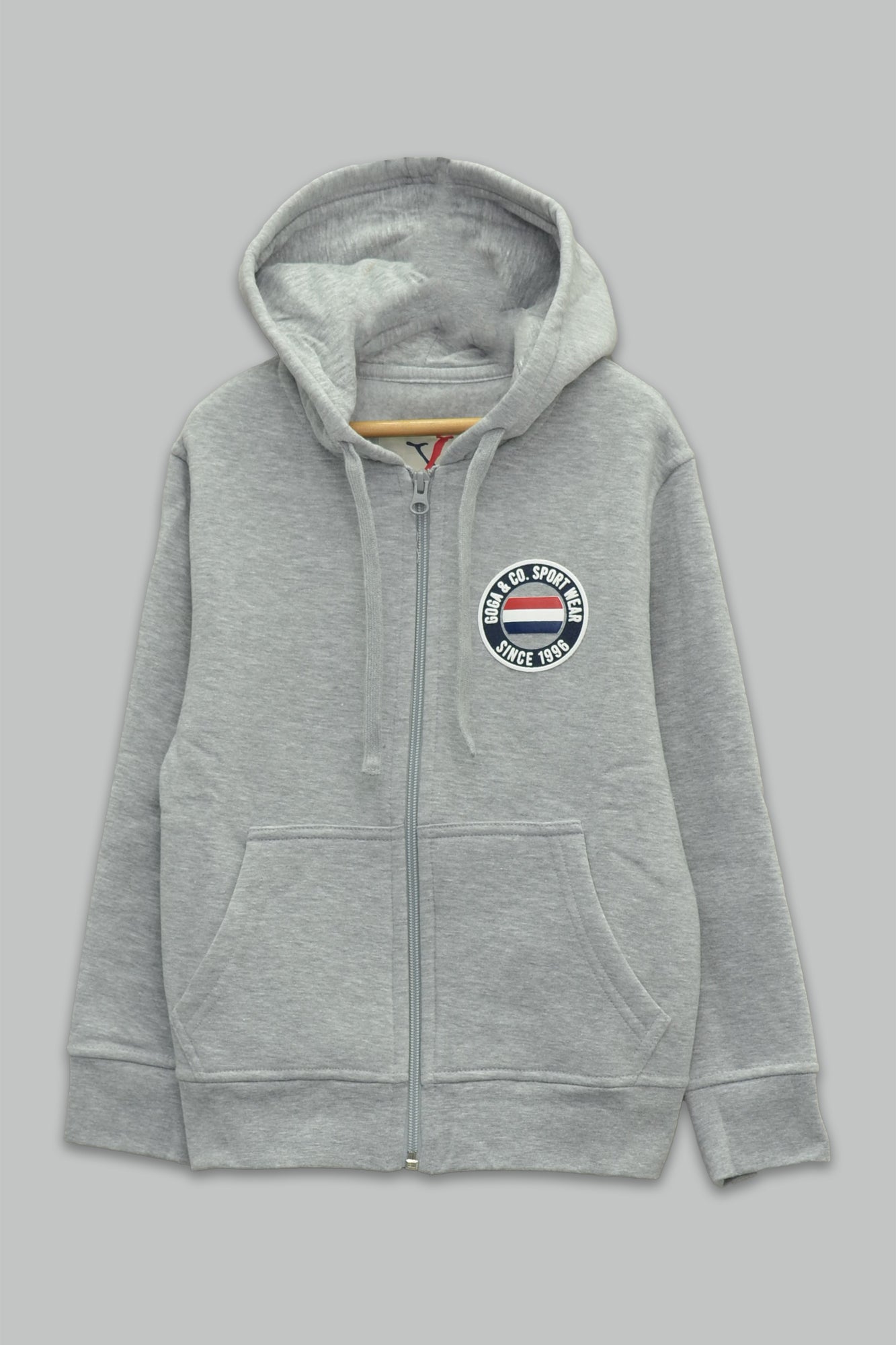 Sudadera felpa Niño bordada con manga larga, capucha ajustable, bolsas frontales y cierre.