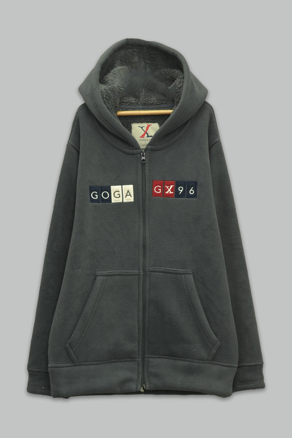 Sudadera sherpa niño bordada con manga larga, capucha ajustable, bolsas frontales y cierre.