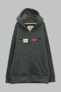 Sudadera sherpa niño bordada con manga larga, capucha ajustable, bolsas frontales y cierre.
