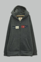 Sudadera sherpa niño bordada con manga larga, capucha ajustable, bolsas frontales y cierre.