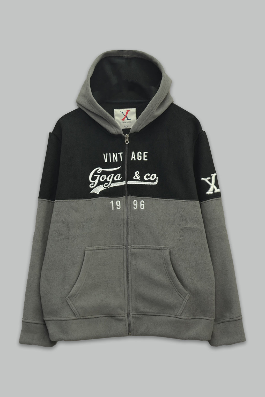 Sudadera polar para hombre, bordada con manga larga, bolsas frontales y cierre.