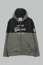 Sudadera polar para hombre, bordada con manga larga, bolsas frontales y cierre.