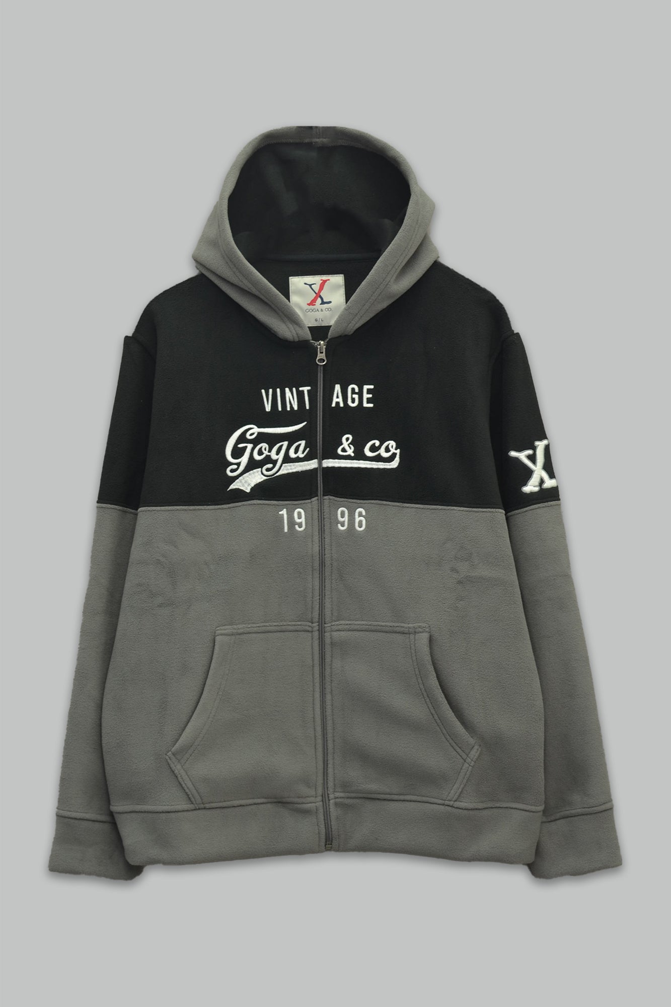 Sudadera polar para hombre, bordada con manga larga, bolsas frontales y cierre.