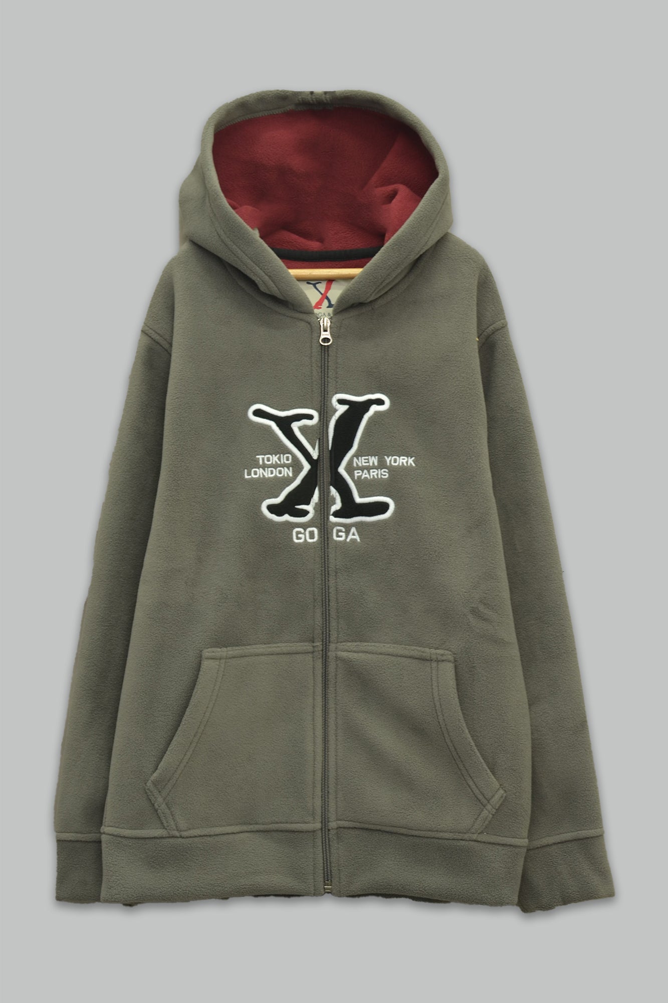 Sudadera polar para Niño bordada con manga larga, capucha ajustable, bolsas frontales y cierre.
