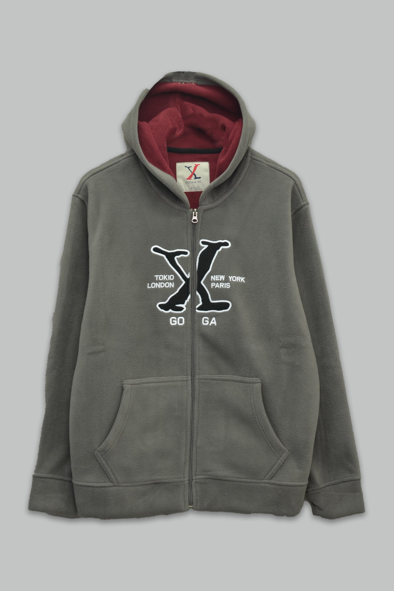 Sudadera polar para hombre, bordada con manga larga, bolsas frontales y cierre.