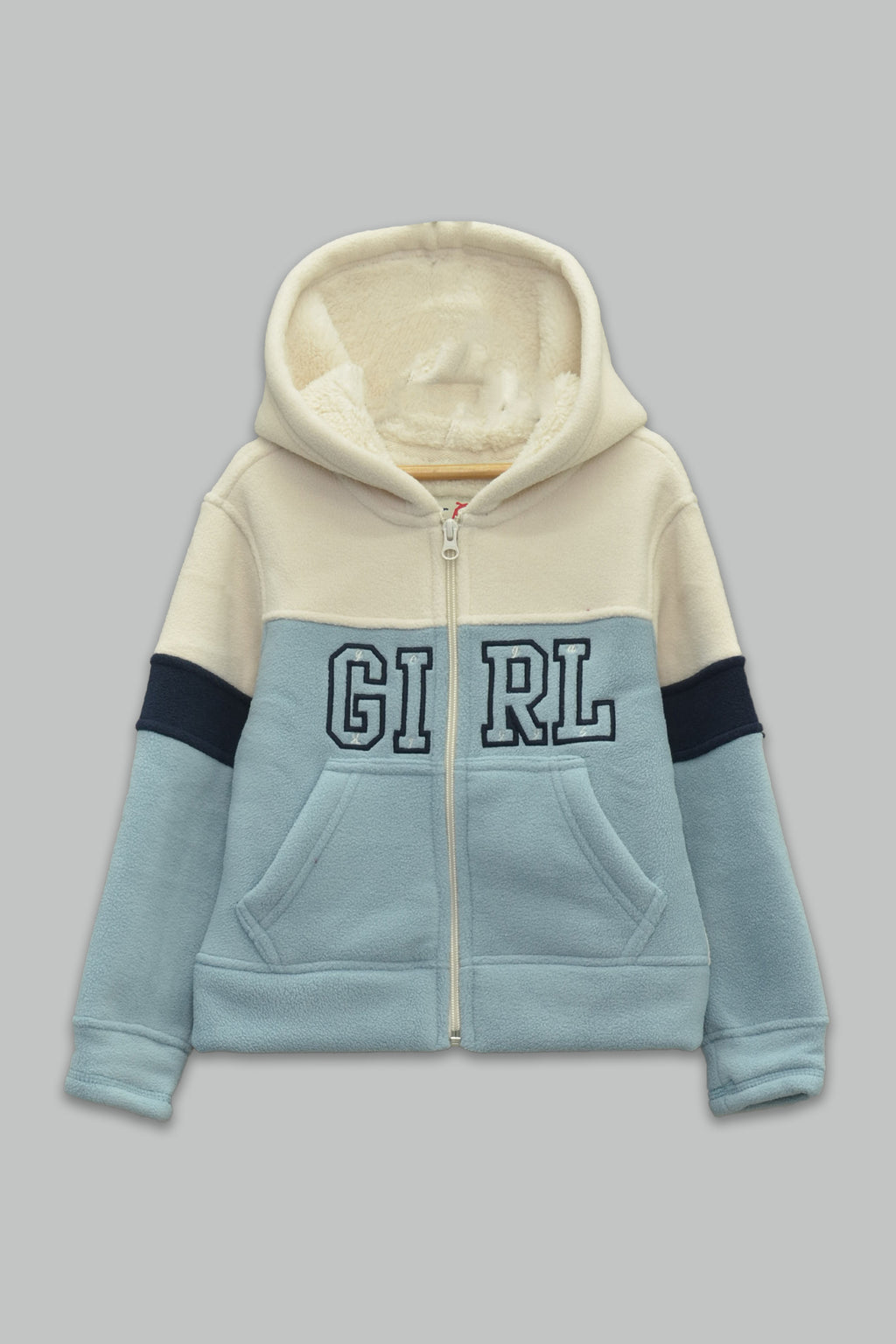 Sudadera sherpa niña bordada con manga larga, capucha ajustable, bolsas frontales y cierre