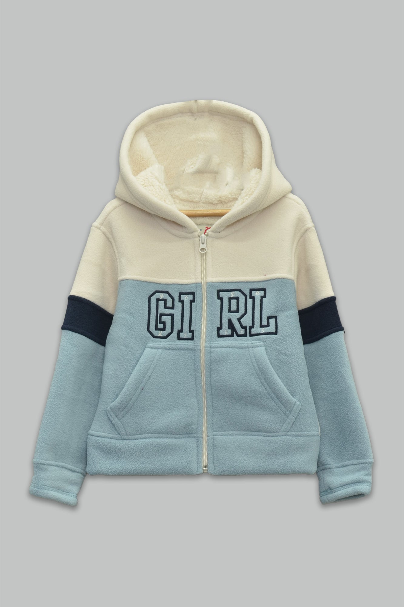 Sudadera sherpa niña bordada con manga larga, capucha ajustable, bolsas frontales y cierre